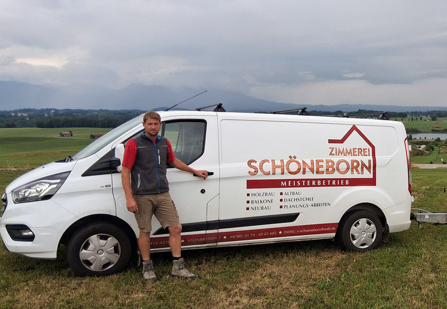 Stefan Schöneborn vor Firmenwagen