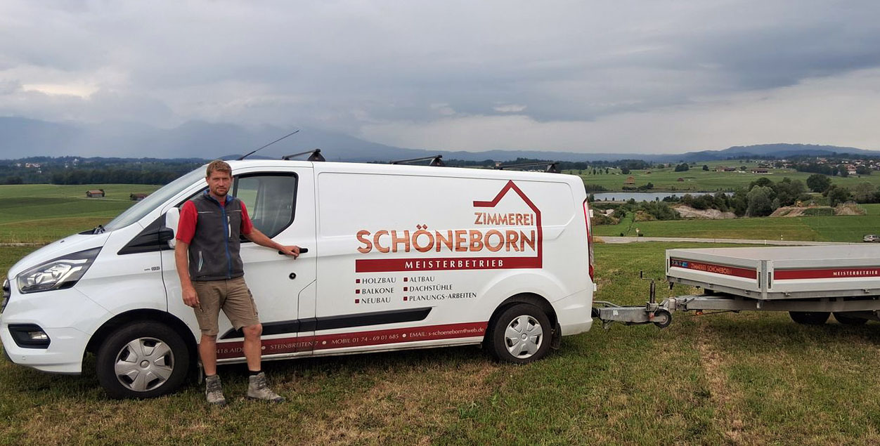 Stefan Schöneborn vor Firmenwagen